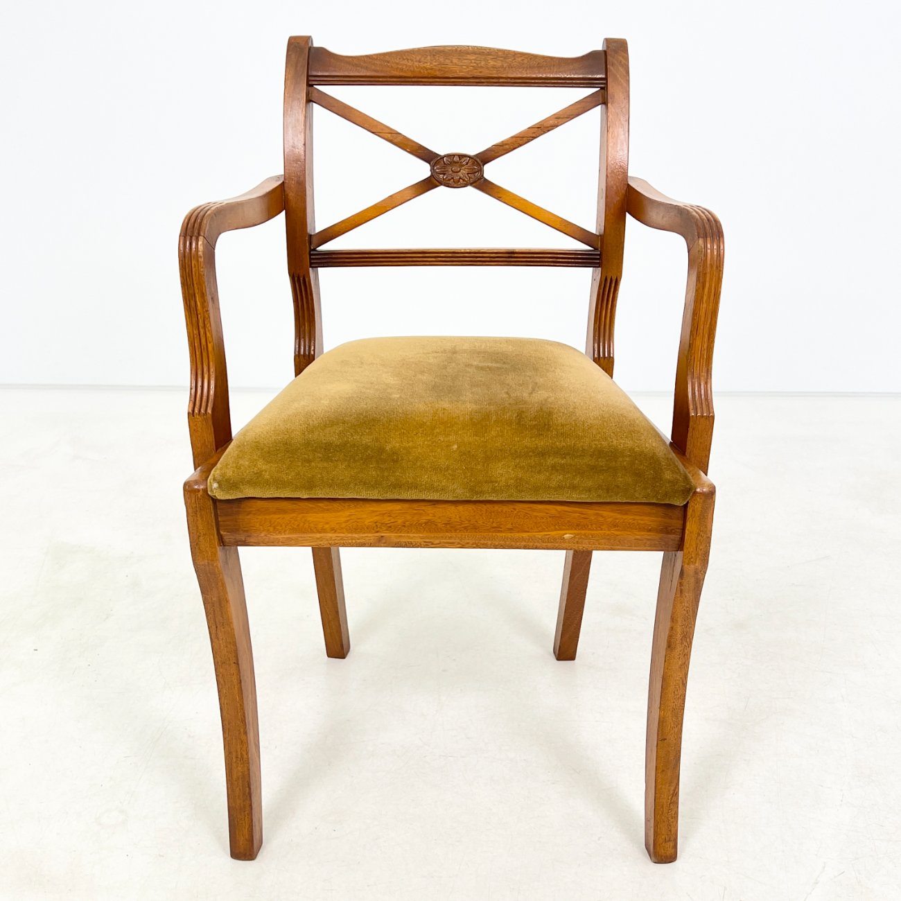 DP0220-valgomojo-kreslai-0 Riešutmedžio krėslas su veliūrine sėdimąja dalimi 52x55x84 cm, 50 cm