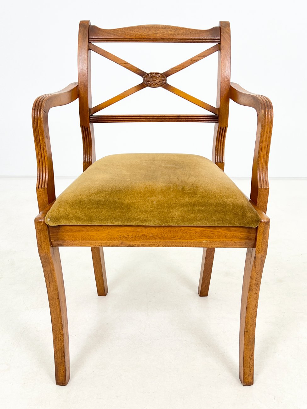 DP0220-valgomojo-kreslai-1 Riešutmedžio krėslas su veliūrine sėdimąja dalimi 52x55x84 cm, 50 cm