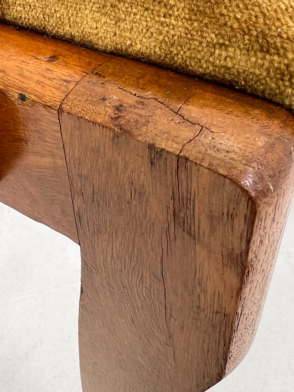 DP0220-valgomojo-kreslai-13 Riešutmedžio krėslas su veliūrine sėdimąja dalimi 52x55x84 cm, 50 cm