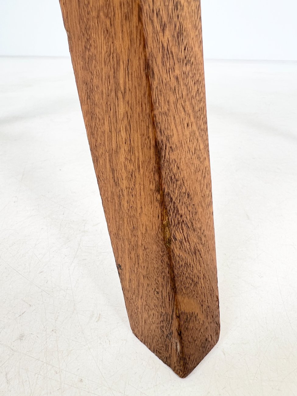 DP0220-valgomojo-kreslai-16 Riešutmedžio krėslas su veliūrine sėdimąja dalimi 52x55x84 cm, 50 cm