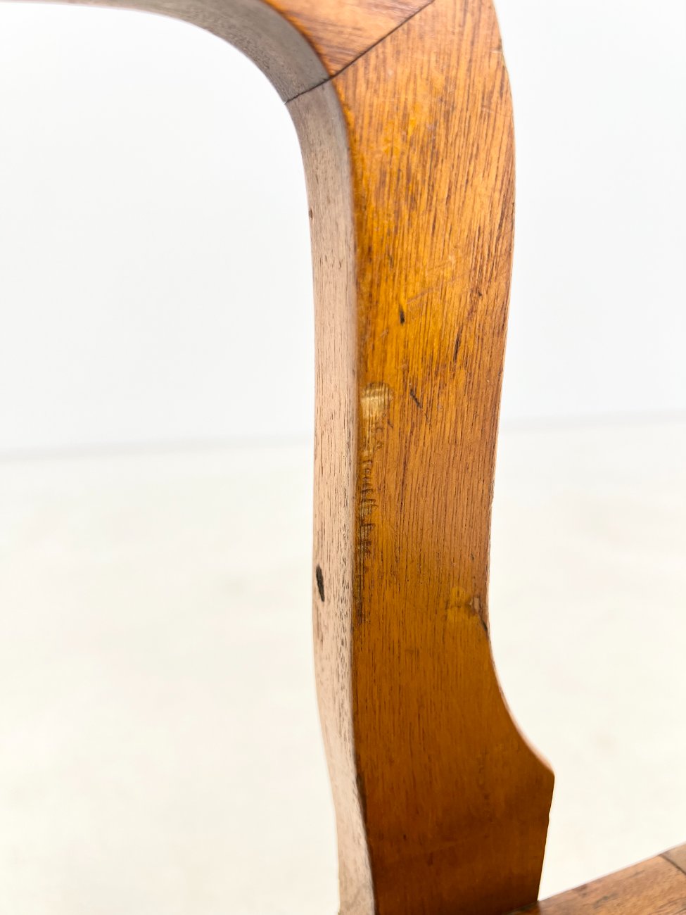 DP0220-valgomojo-kreslai-17 Riešutmedžio krėslas su veliūrine sėdimąja dalimi 52x55x84 cm, 50 cm