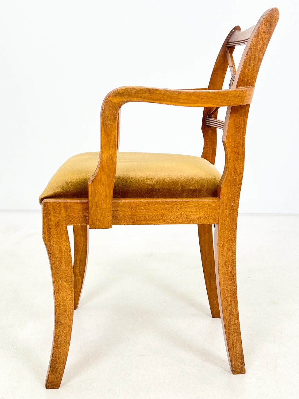 DP0220-valgomojo-kreslai-4 Riešutmedžio krėslas su veliūrine sėdimąja dalimi 52x55x84 cm, 50 cm