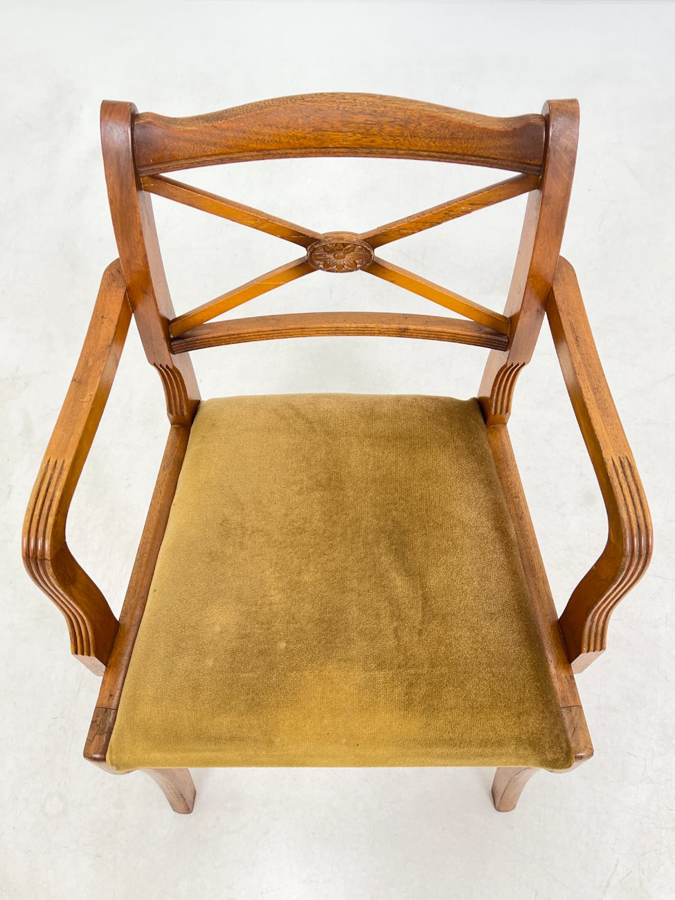 DP0220-valgomojo-kreslai-5 Riešutmedžio krėslas su veliūrine sėdimąja dalimi 52x55x84 cm, 50 cm