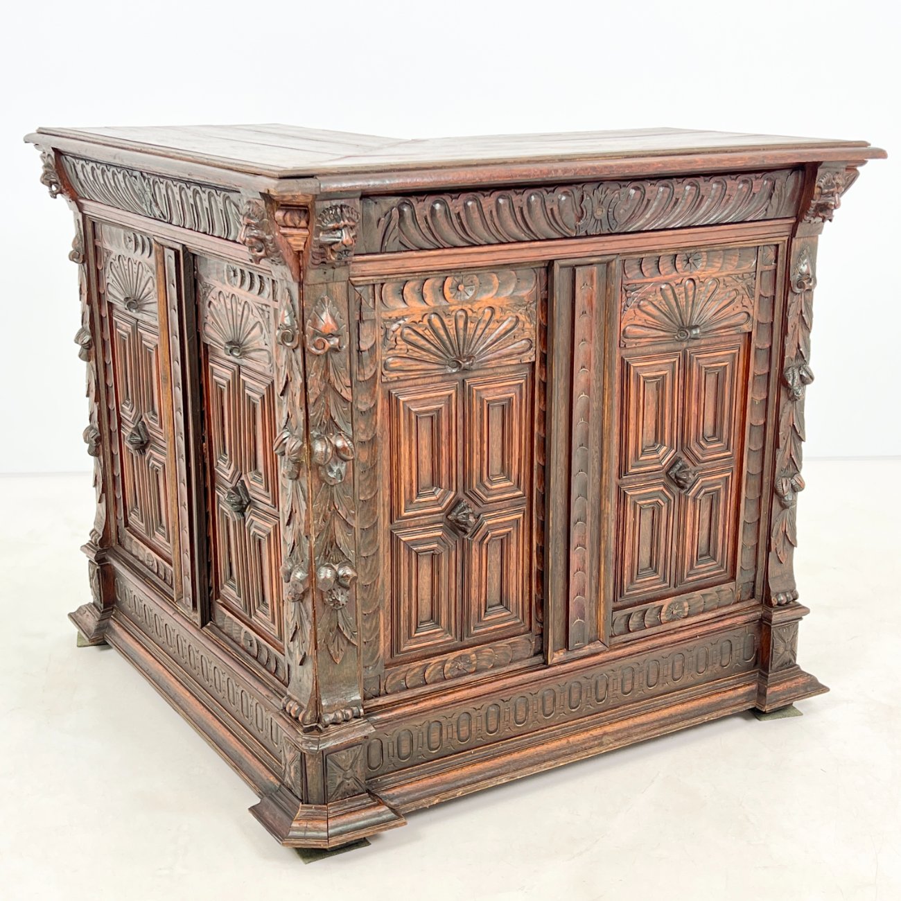 DP0228-barai-0 Senovinis, drožinėtas, barokinio stiliaus ąžuolinis baras 112x112x104 cm