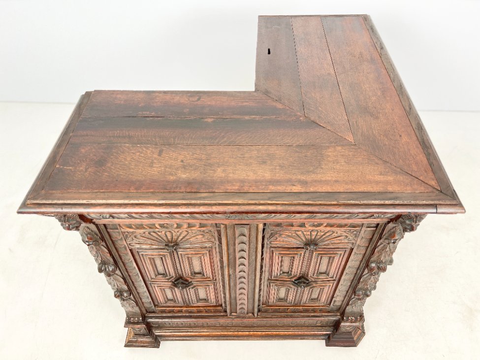 DP0228-barai-5 Senovinis, drožinėtas, barokinio stiliaus ąžuolinis baras 112x112x104 cm