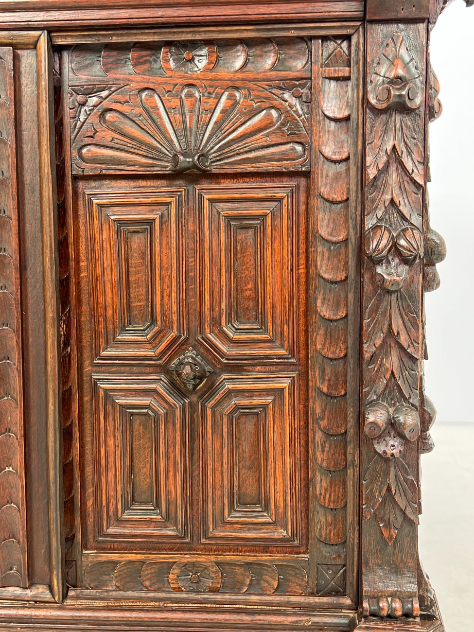 DP0228-barai-7 Senovinis, drožinėtas, barokinio stiliaus ąžuolinis baras 112x112x104 cm