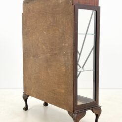Angliška Chippendale stiliaus raudonmedžio vitrinėlė 32x94x127 cm