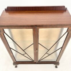 Angliška Chippendale stiliaus raudonmedžio vitrinėlė 32x94x127 cm