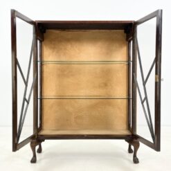 Angliška Chippendale stiliaus raudonmedžio vitrinėlė 32x94x127 cm