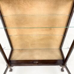 Angliška Chippendale stiliaus raudonmedžio vitrinėlė 32x94x127 cm