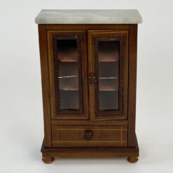 Žaislinė lėlių spinta iš medžio su akmeniniu viršumi 8,5x16,5x25 cm