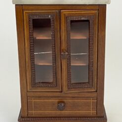 Žaislinė lėlių spinta iš medžio su akmeniniu viršumi 8,5×16,5×25 cm