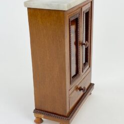 Žaislinė lėlių spinta iš medžio su akmeniniu viršumi 8,5×16,5×25 cm