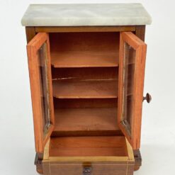 Žaislinė lėlių spinta iš medžio su akmeniniu viršumi 8,5×16,5×25 cm