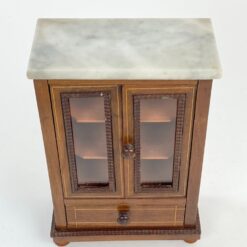 Žaislinė lėlių spinta iš medžio su akmeniniu viršumi 8,5×16,5×25 cm