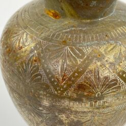 Žalvariu dengto metalo vaza su augalų motyvų ornamentais 13,6×13,5×18 cm