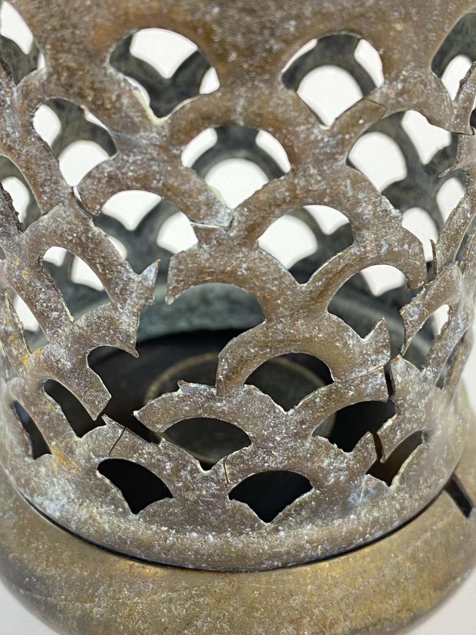 DP0235-zvakides-8 Marokietiško stiliaus žalvarinė žvakidė 7x7x17 cm