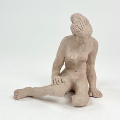 Sėdinčios moters statula iš molio 11x15x15 cm