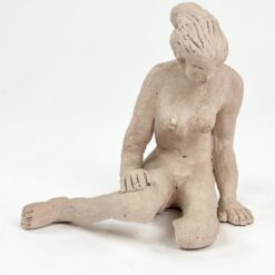Sėdinčios moters statula iš molio 11x15x15 cm