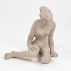 Sėdinčios moters statula iš molio 11x15x15 cm