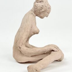 Sėdinčios moters statula iš molio 11x15x15 cm
