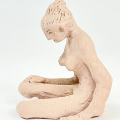 Sėdinčios moters statula iš molio 11x15x15 cm