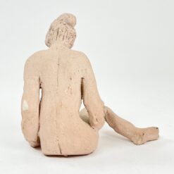 Sėdinčios moters statula iš molio 11x15x15 cm
