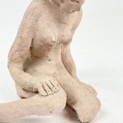 Sėdinčios moters statula iš molio 11x15x15 cm