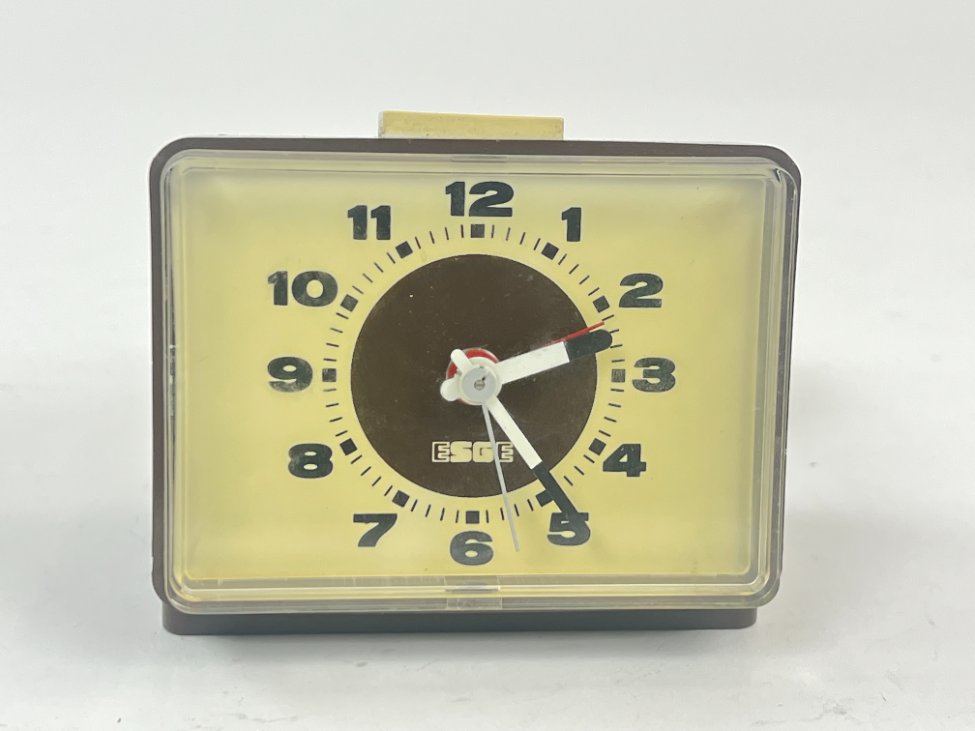 DP0250-pastatomi-laikrodziai-2 Mid Century stalinis elektrinis laikrodis “Esge” 8×9,5×8 cm