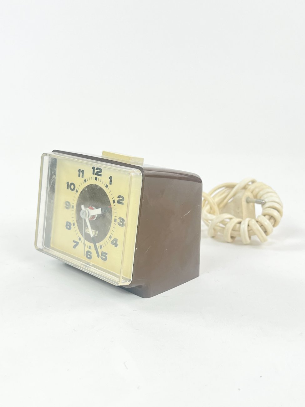 DP0250-pastatomi-laikrodziai-3 Mid Century stalinis elektrinis laikrodis “Esge” 8×9,5×8 cm