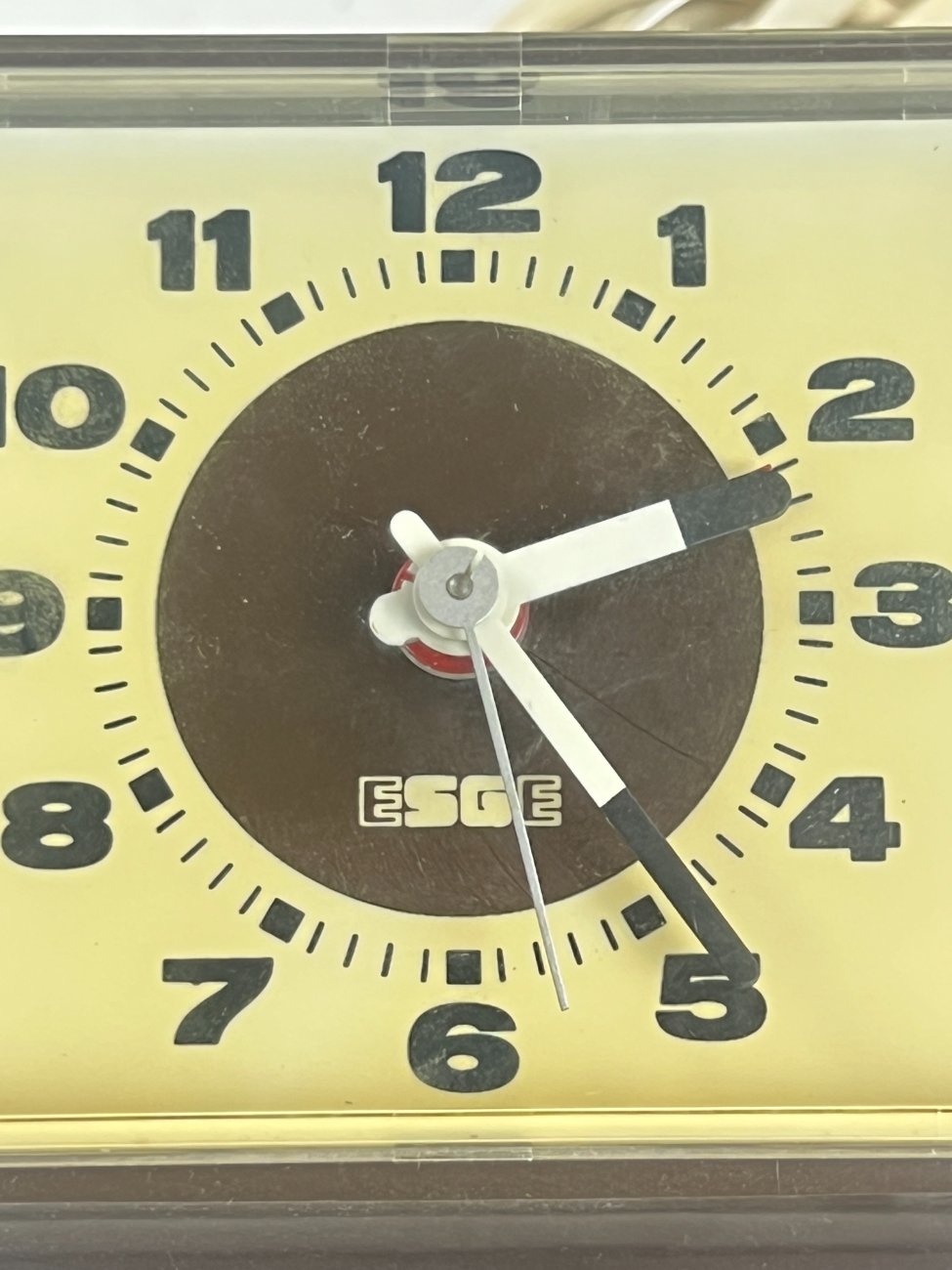 DP0250-pastatomi-laikrodziai-5 Mid Century stalinis elektrinis laikrodis “Esge” 8×9,5×8 cm