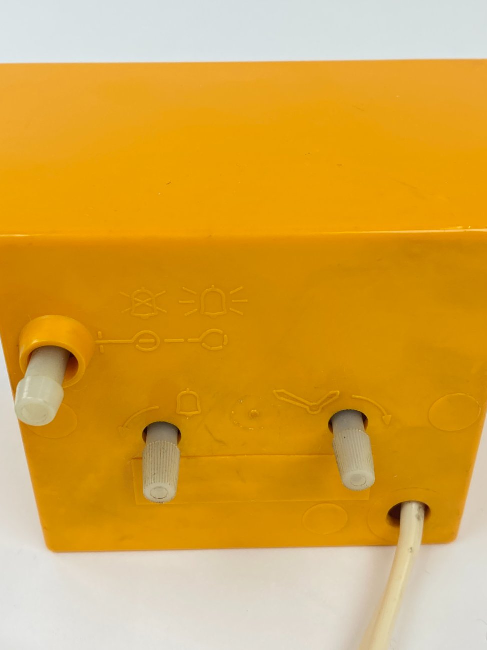 DP0259-pastatomi-laikrodziai-6 Mid Century stalinis elektrinis laikrodis “Esge” 8x10x7,5 cm