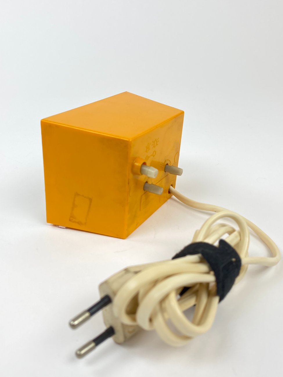 DP0259-pastatomi-laikrodziai-7 Mid Century stalinis elektrinis laikrodis “Esge” 8x10x7,5 cm