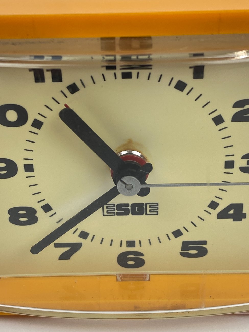 DP0259-pastatomi-laikrodziai-9 Mid Century stalinis elektrinis laikrodis “Esge” 8x10x7,5 cm
