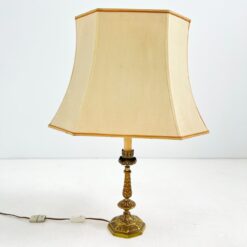 Žalvarinis stalinis šviestuvas šviesiu tekstilės gaubtu 31x56x72 cm