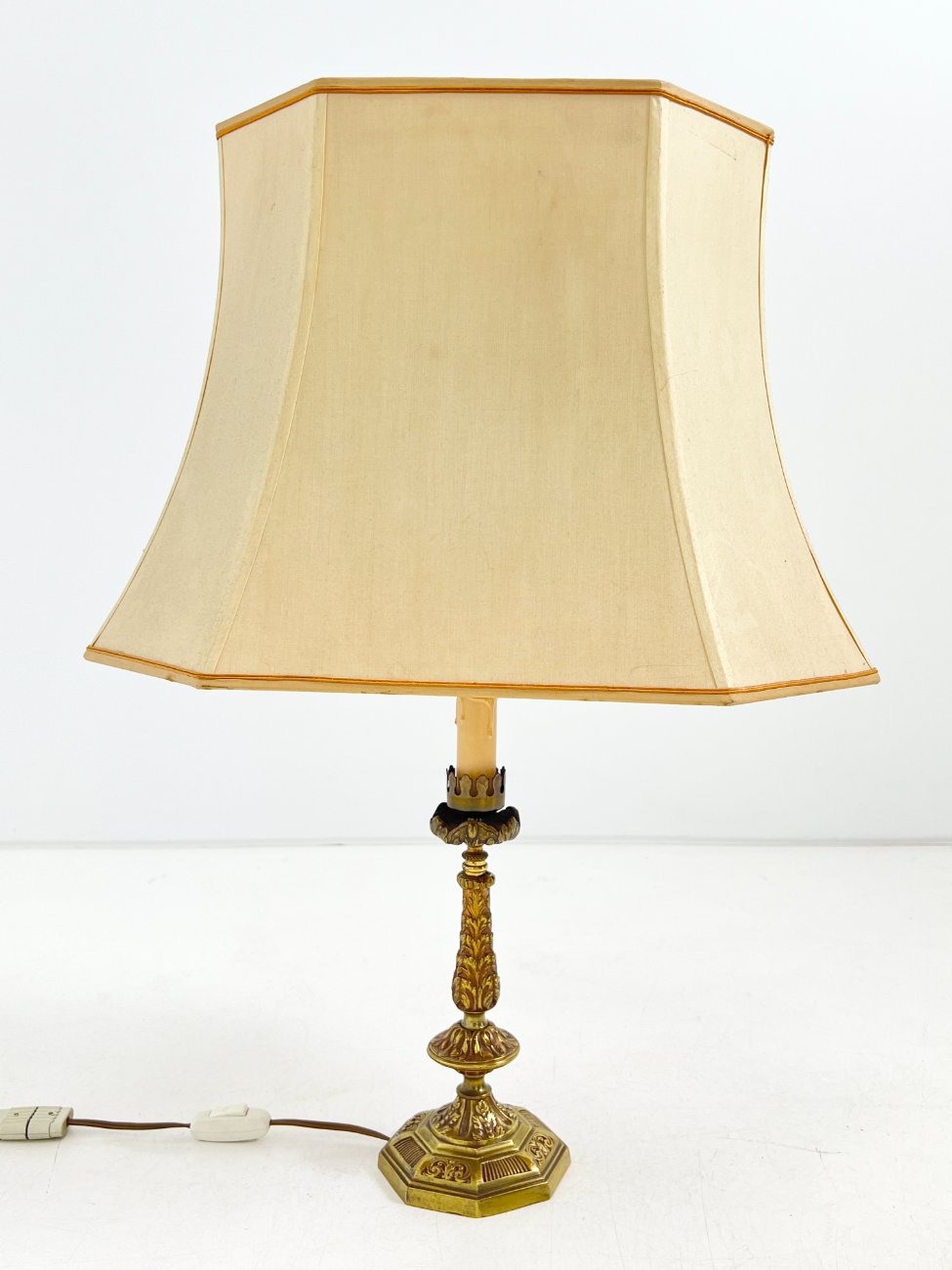 DP0268-staliniai-sviestuvai-1 Žalvarinis stalinis šviestuvas šviesiu tekstilės gaubtu 31x56x72 cm