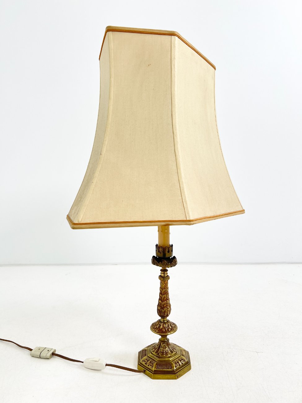 DP0268-staliniai-sviestuvai-3 Žalvarinis stalinis šviestuvas šviesiu tekstilės gaubtu 31x56x72 cm