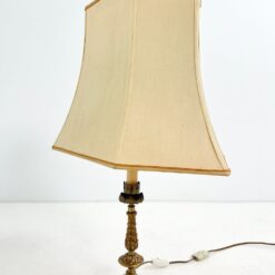 Žalvarinis stalinis šviestuvas šviesiu tekstilės gaubtu 31x56x72 cm