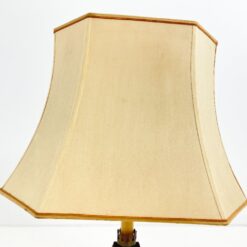 Žalvarinis stalinis šviestuvas šviesiu tekstilės gaubtu 31x56x72 cm