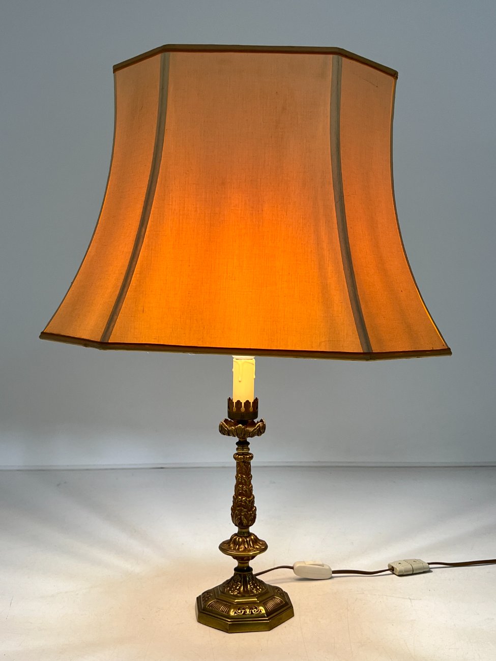 DP0268-staliniai-sviestuvai-7 Žalvarinis stalinis šviestuvas šviesiu tekstilės gaubtu 31x56x72 cm