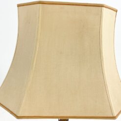 Žalvarinis stalinis šviestuvas šviesiu tekstilės gaubtu 31x56x72 cm