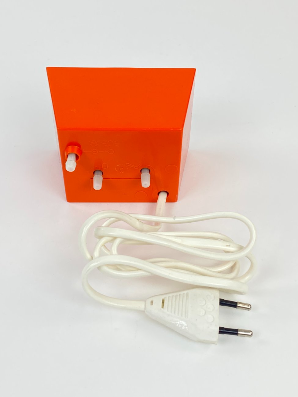 DP0270-pastatomi-laikrodziai-5 Mid Century stalinis elektrinis laikrodis “Esge” 8x10x7,5 cm