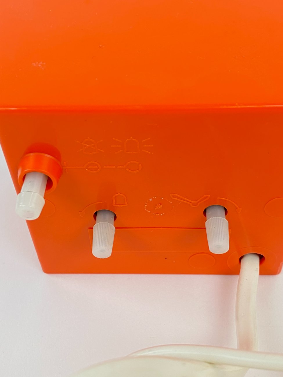 DP0270-pastatomi-laikrodziai-6 Mid Century stalinis elektrinis laikrodis “Esge” 8x10x7,5 cm