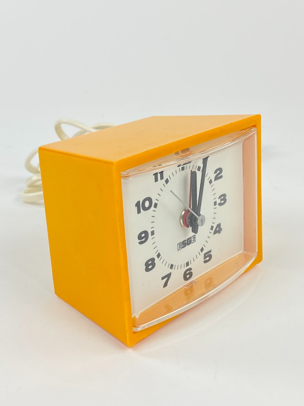 DP0271-pastatomi-laikrodziai-4 Mid Century stalinis elektrinis laikrodis “Esge” 8×9,5×7,5 cm