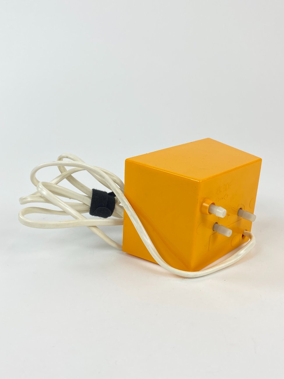 DP0271-pastatomi-laikrodziai-7 Mid Century stalinis elektrinis laikrodis “Esge” 8×9,5×7,5 cm