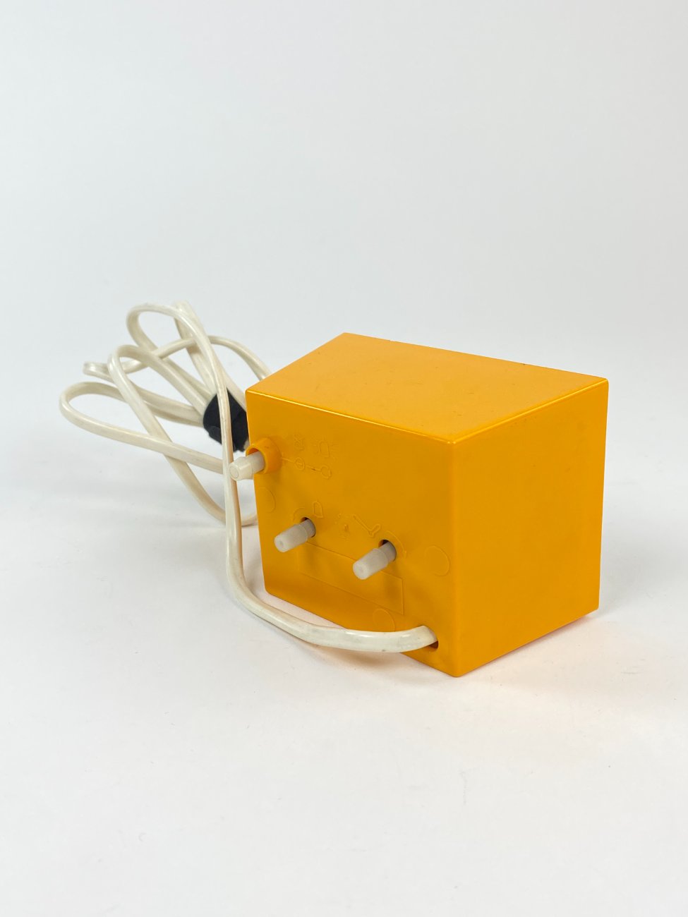 DP0271-pastatomi-laikrodziai-8 Mid Century stalinis elektrinis laikrodis “Esge” 8×9,5×7,5 cm