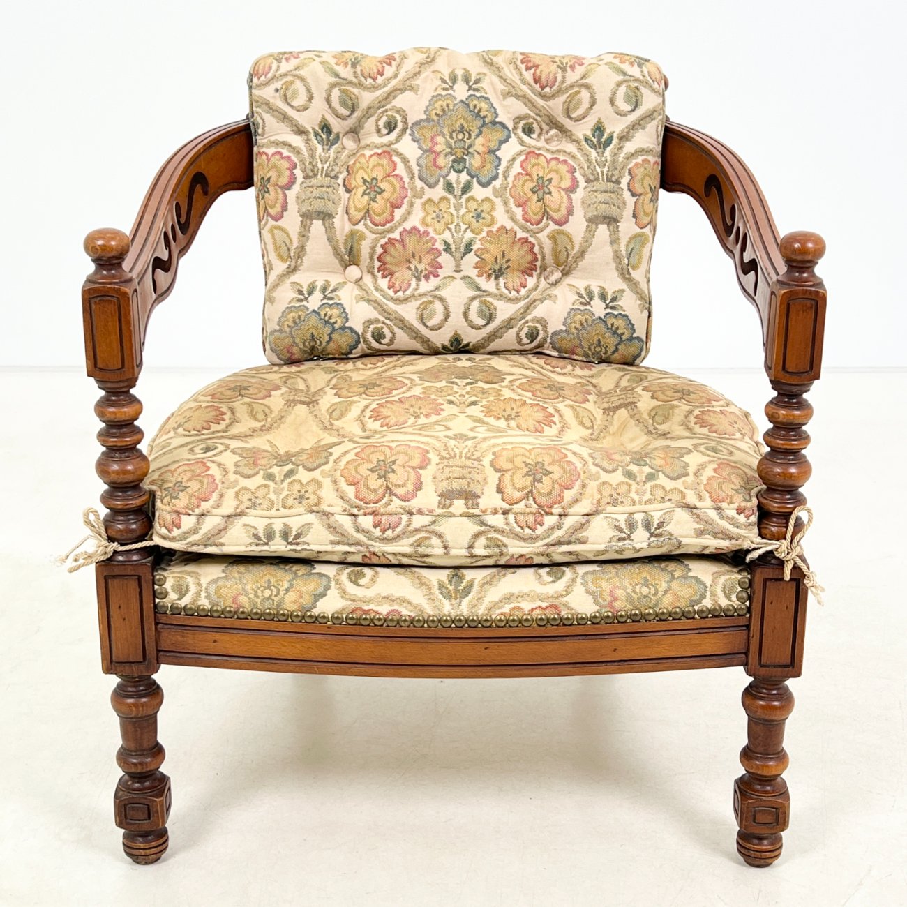 DP0274-valgomojo-kreslai-0 Drožinėtas riešutmedžio krėslas su augalų raštų gobelenu 66x65x72 cm, 40 cm