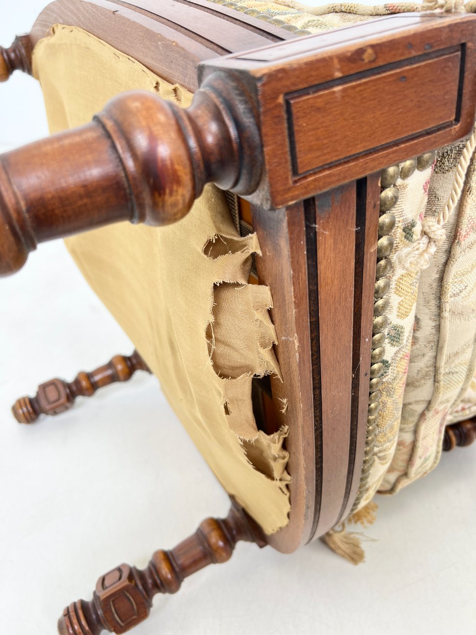 DP0274-valgomojo-kreslai-13 Drožinėtas riešutmedžio krėslas su augalų raštų gobelenu 66x65x72 cm, 40 cm