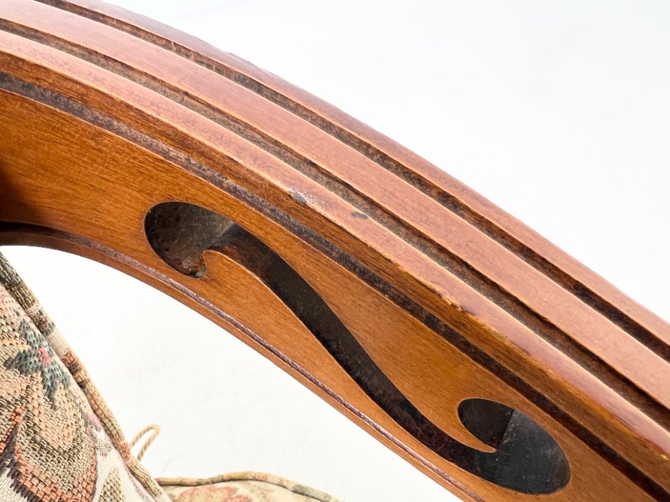 DP0274-valgomojo-kreslai-16 Drožinėtas riešutmedžio krėslas su augalų raštų gobelenu 66x65x72 cm, 40 cm