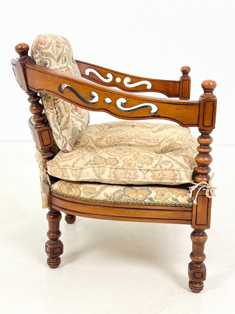 DP0274-valgomojo-kreslai-3 Drožinėtas riešutmedžio krėslas su augalų raštų gobelenu 66x65x72 cm, 40 cm